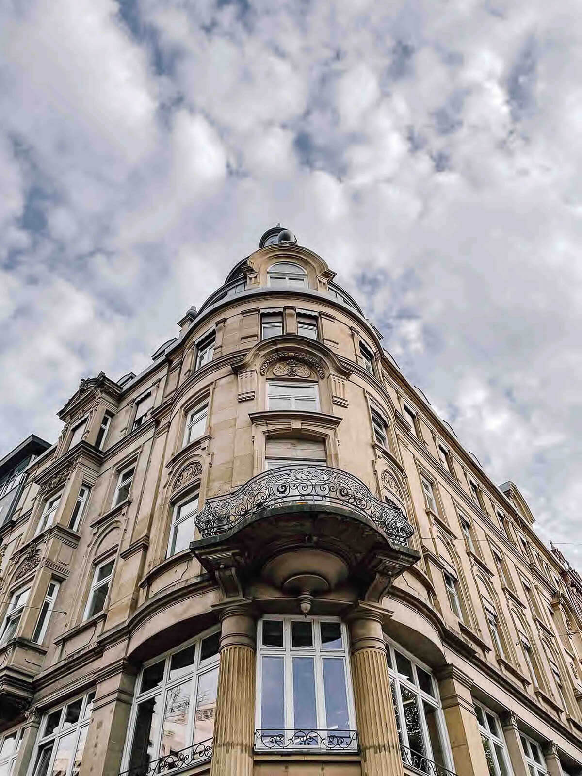 Eine schöne alte Hausfassade in Stuttgart vor einem Wolkenhimmel.