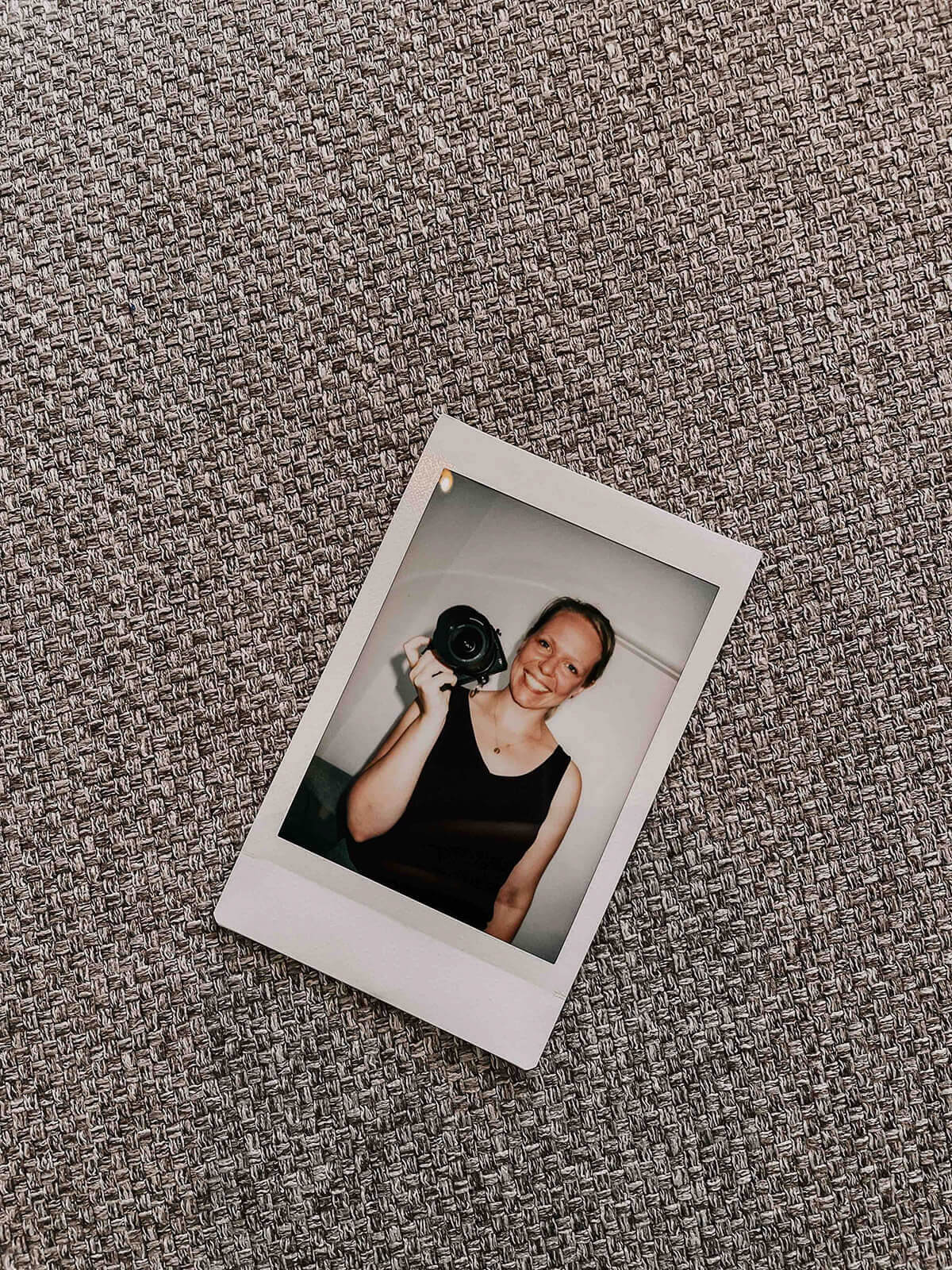 Ein Polaroidbild von mir mit meiner Kamera in der Hand, entstanden auf einer Hochzeit.